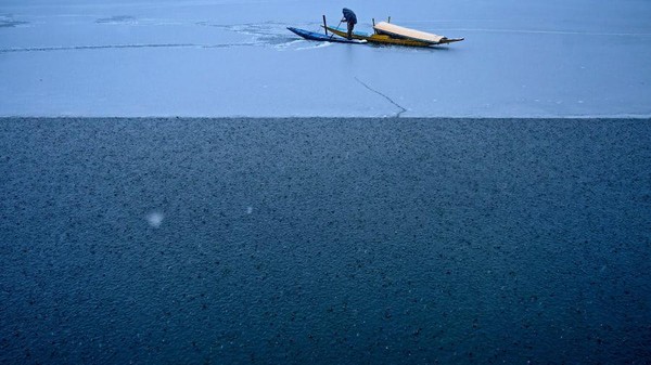 Seorang pria dan perahunya di perairan di Danau Dal, Srinagar, India saat salju turun (Tauseef Mustafa/AFP/Getty Images/CNN) Seorang pria dan perahunya di perairan di Danau Dal, Srinagar, India saat salju turun (Tauseef Mustafa/AFP/Getty Images/CNN)