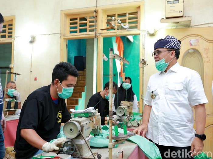 Alat pelindung diri (APD) tenaga medis untuk menangani pasien virus corona sangat terbatas. Pemkab Banyuwangi memproduksi ribuan pakaian APD dengan menghandeng UMKM setempat.