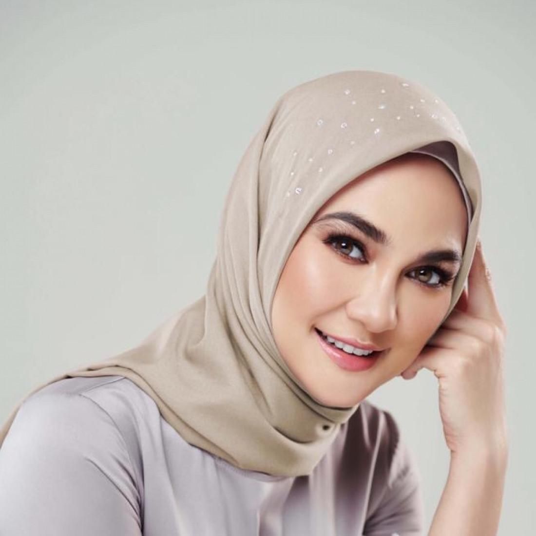 Bikin Pangling, Luna Maya Jadi Model Hijab Berhias Swarovski