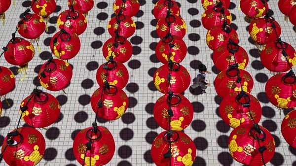 Seorang anak lelaki berjalan di bawah lentera tradisional China di Kuil Thean Hou, Kuala Lumpur, Malaysia saat perayaan Tahun Baru Imlek sedang berlangsung. Ini salah satu kuil tertua di Asia Tenggara (Mohd Rasfan/AFP/Getty Images/CNN) Seorang anak lelaki berjalan di bawah lentera tradisional China di Kuil Thean Hou, Kuala Lumpur, Malaysia saat perayaan Tahun Baru Imlek sedang berlangsung. Ini salah satu kuil tertua di Asia Tenggara (Mohd Rasfan/AFP/Getty Images/CNN)