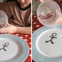 Tidak kalah kreatif dan menarik, orangtua ini mengajarkan eksperimen kecil kepada sang anak untuk membuat hasil gambarnya bisa menjadi bergoyang. Dengan menggunakan spidol papan tulis dan air dingin gambar tersebut berhasil bergerak dan bergoyang. Sudah pernah coba? Foto: Istimewa