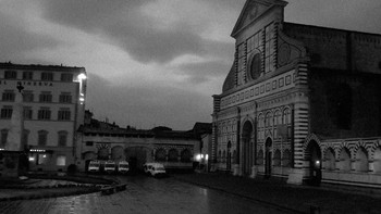 Mobil ambulan di depan Gereja Santa Maria. Kota Florence, Italia. Foto: Milan Radisics via behance