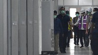 Presiden mengecek bagian dalam RS Darurat Penanganan COVID-19.
