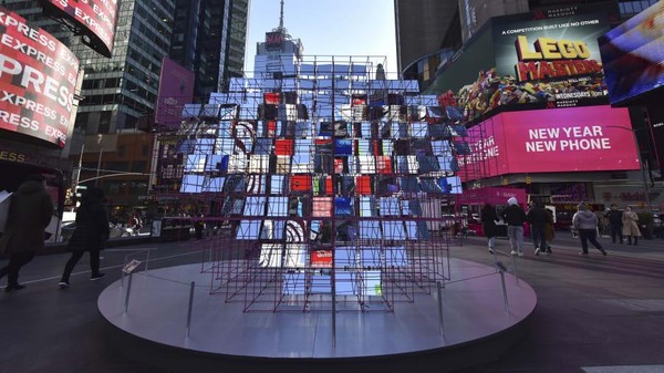 Instalasi cermin Heart Squared di Times Square  dirancang oleh perusahaan MODU dan Eric Forman Studio yang berbasis di Brooklyn, New York, AS (Anthony Behar/Sipa USA/AP/CNN)