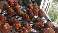 Mirip seperti bola-bola gosong, masakan rumahan buatan @mikemorita ini sebenarnya merupakan nugget dengan jagung goreng yang terlalu matang. Foto: Istimewa