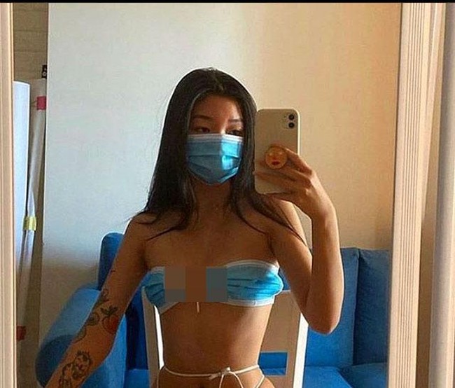 Model yang diketahui bernama Oanh ini tampil seksi dalam balutan masker medis yang menutupi payudara dan kemaluannya. Ia juga terlihat mengenakan masker untuk melindungi wajahnya. Foto: Instagram