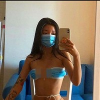 Model yang diketahui bernama Oanh ini tampil seksi dalam balutan masker medis yang menutupi payudara dan kemaluannya. Ia juga terlihat mengenakan masker untuk melindungi wajahnya. Foto: Instagram