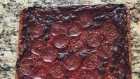 Netizen bernama Frank Lenzi membagikan hasil pizza nya yang dibuatnya sendiri di rumah. Bentuknya kotak dengan permukaan pizza yang sedikit gosong. Foto: Istimewa