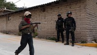 Dengan terpaksa mereka harus berhenti sekolah, berhenti bermain dan beralih menjadi pemegang senjata dan siap membela diri. (Alexandre Meneghini/Reuters)