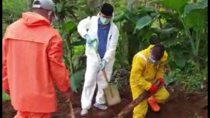 Bupati Banyumas gali makam jenazah pasien Corona yang viral ditolak warga, Rabu (1/4/2020).