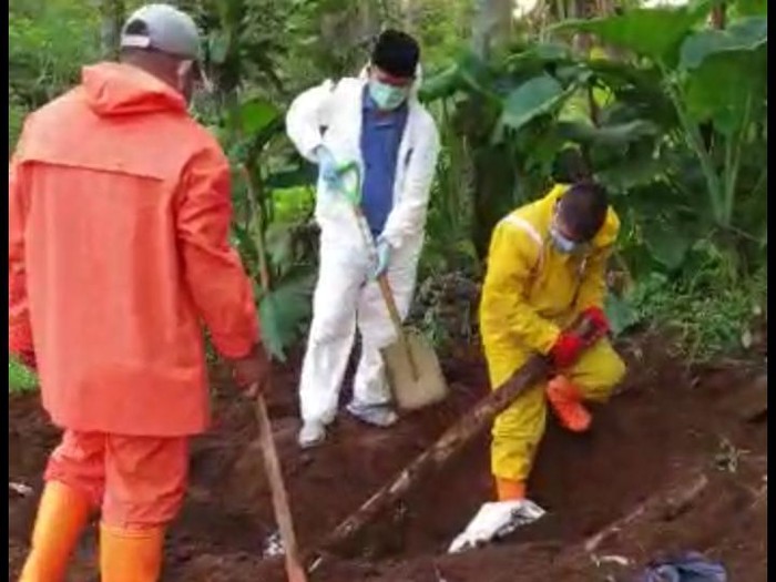 Bupati Banyumas gali makam jenazah pasien Corona yang viral ditolak warga, Rabu (1/4/2020).