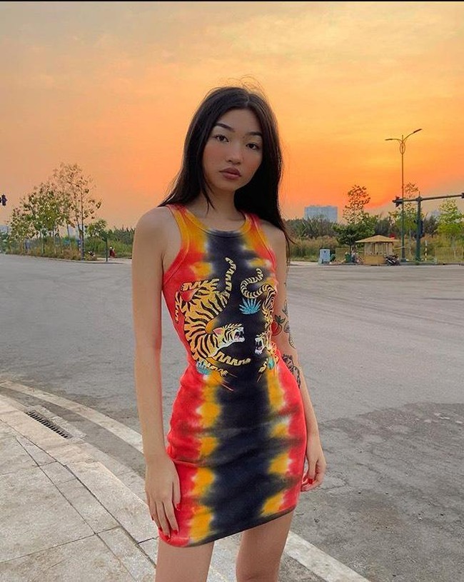 Jujur saja ini mengerikan mengenakan kostum dengan masker dalam periode sejarah ini. Di negara Anda, mungkin tersedia, tetapi di sini di Italia tidak, komentar netizen. Di keluargaku hanya ada tiga masker yang tersisa, tambah lainnya. Jenis kebodohan yang baru, kritik netizen. Foto: Instagram