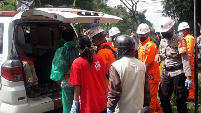 Petugas evakuasi jasad di Cianjur