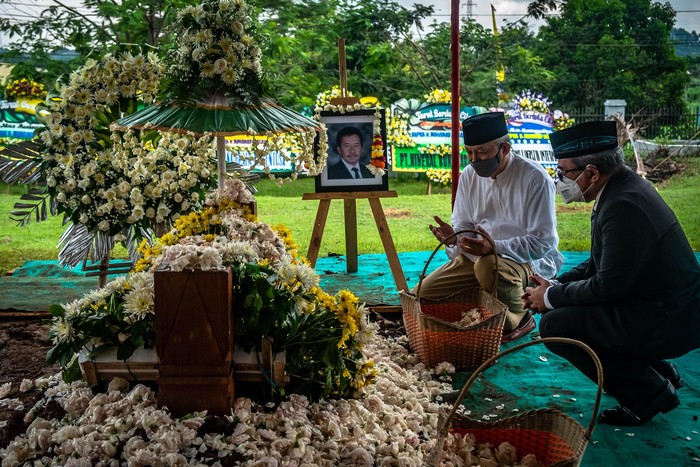PEMAKAMAN BOB HASAN Kerabat berdoa di pusara makam Mohamad Hasan Gatot Soebroto (Bob Hasan) saat prosesi pemakaman di Taman Makam Pahlawan Gatot Soebroto, Ungaran Timur, Kabupaten Semarang, Jawa Tengah, Rabu (1/4/2020). Pengusaha yang juga Ketua Persatuan Atletik Seluruh Indonesia (PASI) serta mantan Menteri Perindustrian dan Perdagangan pada era Orde Baru itu wafat pada usia 89 tahun karena kanker paru-paru. ANTARA FOTO/Aji Styawan/foc.