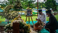 Jenazah Bob Hasan telah selesai dimakamkan di Taman Makam Pahlawan Gatot Soebroto.