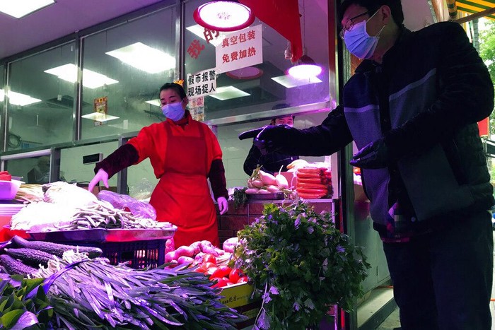 Pasar di Wuhan Kembali Berdenyut China telah membuka lockdown karena tidak ada kasus virus corona yang baru di negaranya.
Sejumlah pasar di Wuhan pun kembali beroperasi.