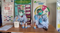 Hal itu, untuk mendukung kesehatan dan kualitas hidup para garda terdepan. Frisian Flag Indonesia membagikan 532,000 produk susu yang terdiri dari susu siap minum dan susu bubuk, dengan total senilai Rp 4 milliar. 