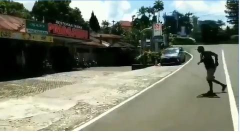 Viral Tukang Parkir 'Halu' di Depan Restoran yang Tak Ada Pengunjung