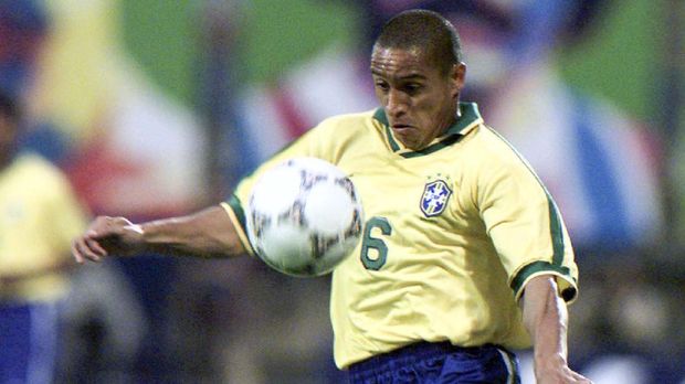 Gol Roberto Carlos di Tournoi de France 1997 membuat namanya dikenal dunia.