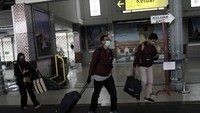 Sejumlah penumpang berjalan keluar Stasiun Lempuyangan, DI Yogyakakarta, Rabu (1/4/2020). Pembatalan perjalanan yang dilakukan PT KAI Daop 6 sebagai upaya mendukung langkah Ppmerintah mengatasi penyebaran irus Corona.