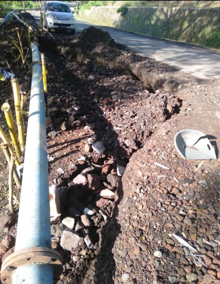 Jalan utama Tomo Sumedang ambles, kendaraan melintas terhambat