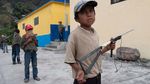 Tak Bisa Sekolah, Anak-anak Ini Harus Memegang Senjata