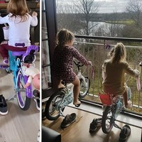 Agar sang anak tidak merasa bosan bisa tetap bermain sepeda tanpa harus keluar rumah, orangtua yang satu ini memiliki cara unik dengan mengganjal kedua roda sisi kiri dan kanan menggunakan sepatu. Dengan demikian sang anak tetap dapat mengayuh sepedanya tanpa membuatnya berjalan. Foto: Instagram