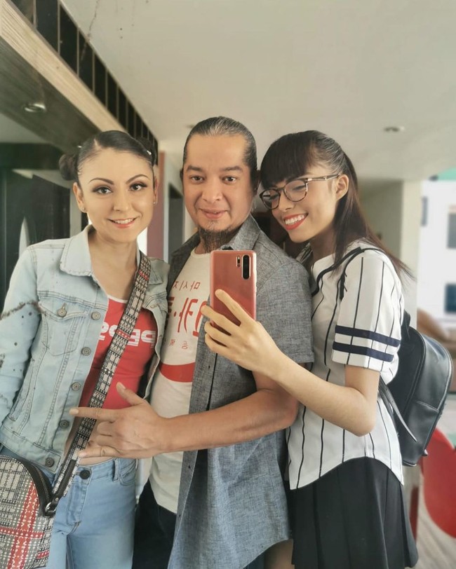 Seperti inilah potret ketiganya. Mereka bahkan kerap liburan bersama. Melin (kiri) tampak menerima Lucy (paling kanan) dengan baik. Foto: Instagram