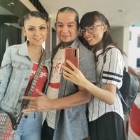 Seperti inilah potret ketiganya. Mereka bahkan kerap liburan bersama. Melin (kiri) tampak menerima Lucy (paling kanan) dengan baik. Foto: Instagram