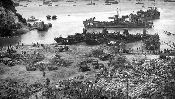 75 tahun lalu, dunia lagi dirundung Perang Dunia 2. Untuk mengakhiri, pasukan sekutu mulai menyerbu Okinawa, Jepang, tepat di hari ini di tahun 1945.