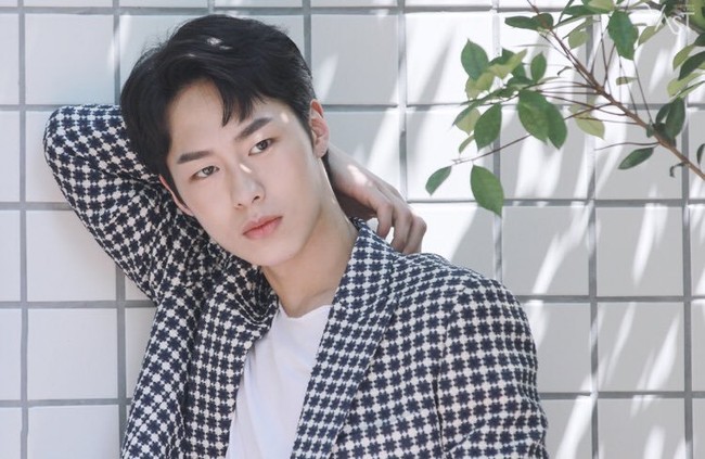 Aktor Lee Jae Wook memulai debut akting pada 2018 lewat drama Korea Memories of the Alhambra. Namanya melambung sejak berperan sebagai Baek Kyung di drakor Extraordinary You, dan membintangi drakor Do Do Sol Sol La La Sol. Foto: istimewa
