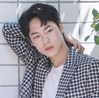 Aktor Lee Jae Wook memulai debut akting pada 2018 lewat drama Korea Memories of the Alhambra. Namanya melambung sejak berperan sebagai Baek Kyung di drakor Extraordinary You, dan membintangi drakor Do Do Sol Sol La La Sol. Foto: istimewa