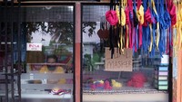 Pengrajin menyelesaikan pembuatan masker kain di Cilangkap, Jakarta Timur,Rabu (1/4/2020). Produksi masker dengan menggunakan bahan kain katun tersebut dijual seharga Rp5.000- Rp15.000 per buah. ANTARA FOTO/Yulius Satria Wijaya/foc.