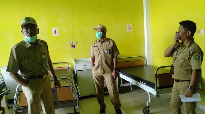 Sekda Bantul Helmi Jamharis dan Kepala Dinkes Bantul Agus Budi Raharja meninjau gedung eks Puskesmas Bambanglipuro, Rabu (1/4/2020).