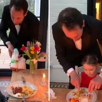 Tidak bisa pergi ke luar rumah, maka ayah yang satu ini membuat suasana seperti di restoran di dalam rumahnya. Pria tersebut berperan sebagai pelayan dan kedua anaknya menjadi tamu restoran. Ayah idaman banget nggak sih? Foto: Twitter BigBenMoore
