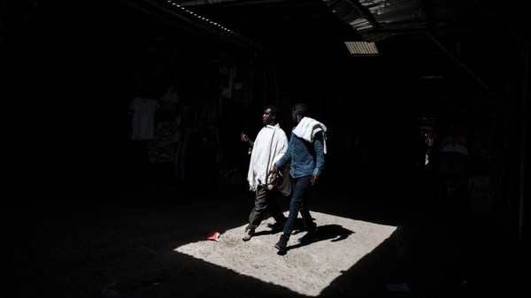 Dua orang pria berjalan-jalan di pasar utama di ibu kota wilayah Tigray, Ethiopia (Eduardo Soteras/AFP/Getty Images/CNN)