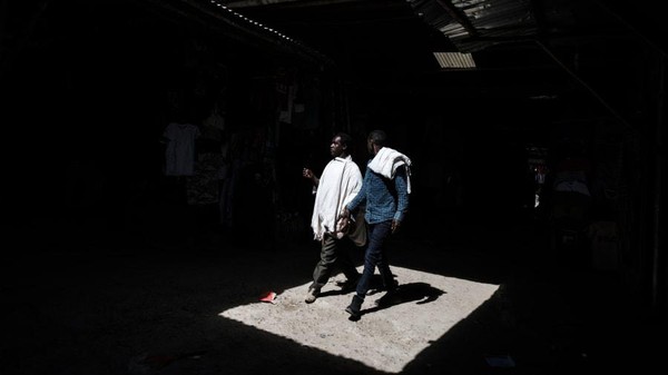 Dua orang pria berjalan-jalan di pasar utama di ibu kota wilayah Tigray, Ethiopia (Eduardo Soteras/AFP/Getty Images/CNN) Dua orang pria berjalan-jalan di pasar utama di ibu kota wilayah Tigray, Ethiopia (Eduardo Soteras/AFP/Getty Images/CNN)