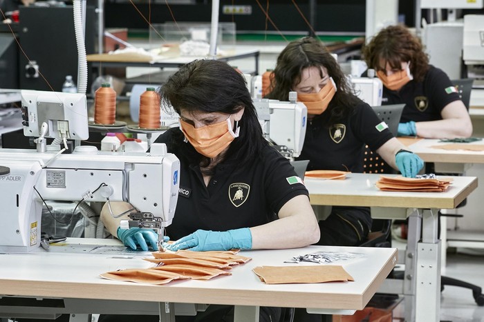Pabrik Lamborghini Produksi Masker