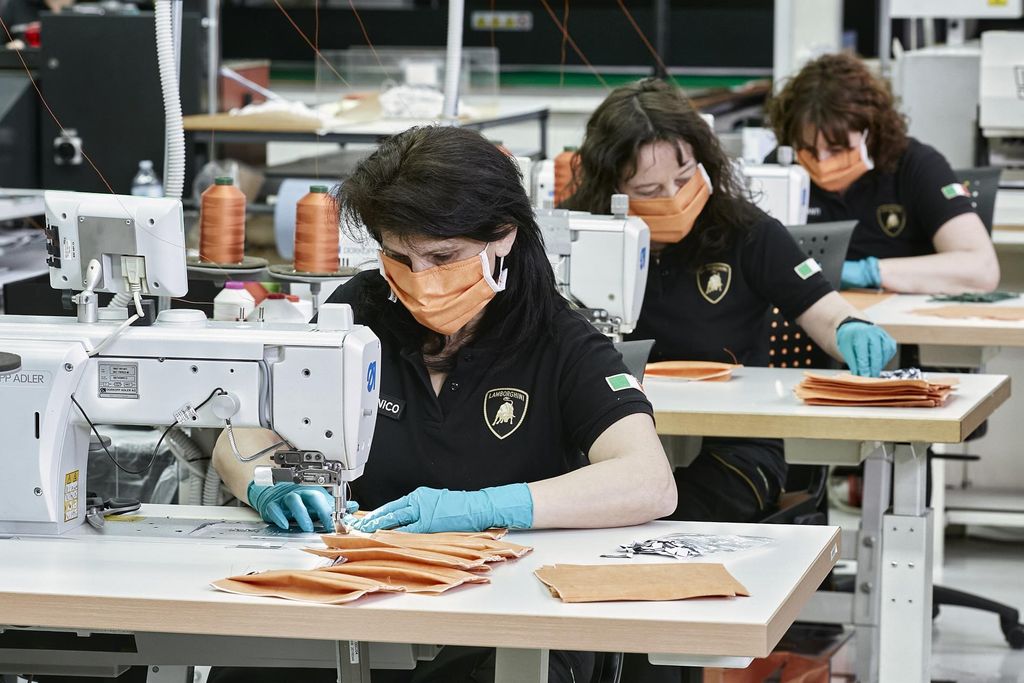 Pabrik Lamborghini Produksi Masker