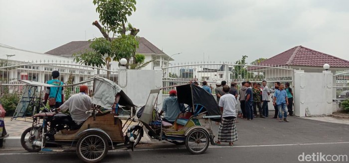 Imbas Corona, Tukang Becak di Medan Sambangi Rumdin Gubernur Puluhan tukang becak mendatangi rumah dinas Gubernur Sumatera (Gubsu) Edy Rahmayadi untuk meminta bantuan.