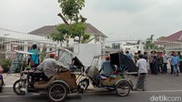 Puluhan tukang becak mendatangi rumah dinas Gubernur Sumatera (Gubsu) Edy Rahmayadi untuk meminta bantuan. Tukang becak ini mengaku tidak mendapatkan sejak pembatasan aktivitas warga di luar rumah akibat virus corona.