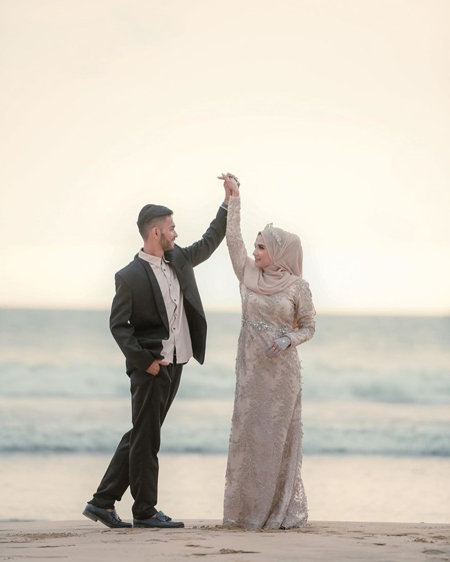 Martunis Sarbini dan Sri Wahyuni resmi menjadi suami istri setelah mengucapkan ijab kabul dalam pernikahan yang berlangsung di Kantor Urusan Agama (KUA) Kecamatan Baiturrahman, Kota Banda Aceh, Aceh, Selasa (31/3/2020). (Foto: Instagram)