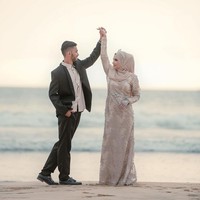 Martunis Sarbini dan Sri Wahyuni resmi menjadi suami istri setelah mengucapkan ijab kabul dalam pernikahan yang berlangsung di Kantor Urusan Agama (KUA) Kecamatan Baiturrahman, Kota Banda Aceh, Aceh, Selasa (31/3/2020). (Foto: Instagram)