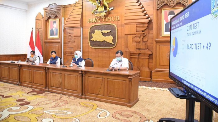 Gubernur khofifah di grahadi