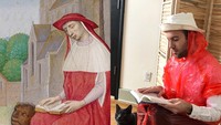 Ini kreasi salah seorang netizen. Ia mencoba untuk menjadi St Jerome dalam lukisan prayer book. Outfitnya dari ponco! (Getty Museum)