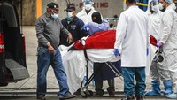 Data penghitungan terbaru dari Johns Hopkins University menyebut 3.008 orang meninggal dunia akibat virus Corona di Amerika Serikat. AP Photo/John Minchillo. 