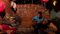 Tetua di sana pun mengatakan bahwa mereka tidak akan menggunakan anak-anak untuk memerangi ataupun menembak para kartel narkoba. (Alexandre Meneghini/Reuters)
