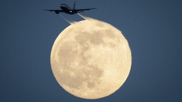 Sebuah pesawat terbang di langit diterangi cahaya bulan. Foto ini yang diambil di Richmond Park, London barat daya pada 8 Februari (Aaron Chown/PA/AP/CNN) Sebuah pesawat terbang di langit diterangi cahaya bulan. Foto ini yang diambil di Richmond Park, London barat daya pada 8 Februari (Aaron Chown/PA/AP/CNN)
