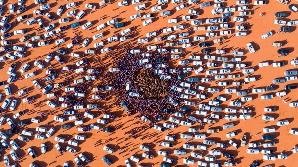Lautan mobil dan orang-orang mengelilingi unta di Festival Unta Raja Abdulaziz, Arab Saudi. Festival yang berlangsung sebulan penuh ini terdapat balapan dan kontes unta dengan hadiah uang USD 31,8 juta (Faisal Al-Nasser/AFP/Getty Images/CNN) Lautan mobil dan orang-orang mengelilingi unta di Festival Unta Raja Abdulaziz, Arab Saudi. Festival yang berlangsung sebulan penuh ini terdapat balapan dan kontes unta dengan hadiah uang USD 31,8 juta (Faisal Al-Nasser/AFP/Getty Images/CNN)