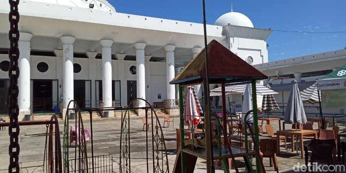 Masjid At Taqwa di Bengkulu digaris polisi, setelah seorang jemaah tablig yang sempat tinggal di sana diketahui positif Corona dan meninggal.